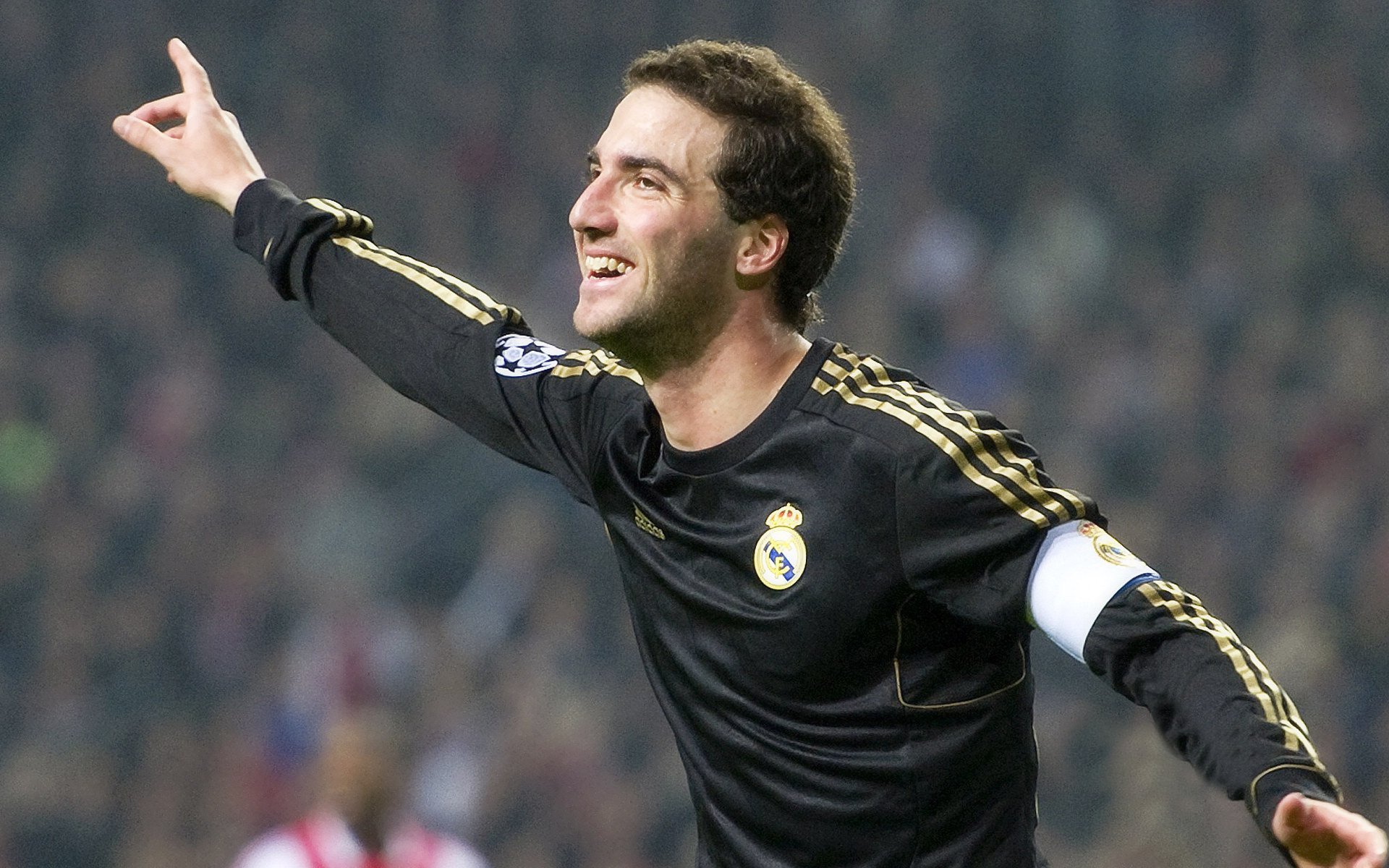 大屏幕上的祝福和呼喊，欧冠夜晚的感人瞬间，欧冠段子