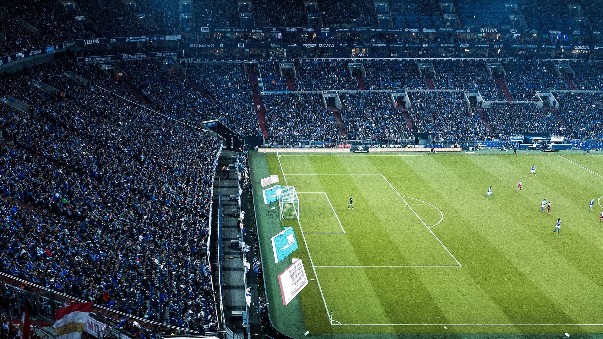 球迷热情:球迷夜场助威盛况记录,现场球迷